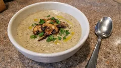 Creme de cogumelos selvagens bem aveludado: a sopa que sabe a outono