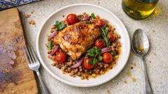 Galinha da Páscoa no forno, bem dourada — com trigo sarraceno e molho do assado