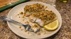 Bacalhau com crosta de ervas no forno: dourado por cima, suculento por dentro