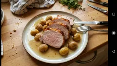 Lombo de porco com castanhas no forno: suculento e com molho de vinho branco