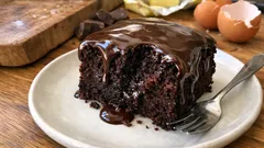 Bolo de chocolate húmido e intenso — fica quase fundente no centro