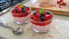 Taças de semifrio de frutos vermelhos: fresco, cremoso e fácil de montar