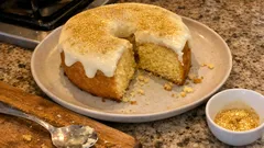 Bolo de Ouro: fofo e húmido, com cobertura dourada para dias especiais