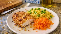 Bifes de frango com crosta de amêndoa no forno e arroz de açafrão com legumes