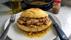 Bifanas em pão de caril: a sandes caseira com molho de vinho branco e manteiga