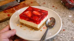 Delícia de Morango e Gelatina em camadas: sobremesa fresca que se faz de véspera