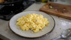 Ovos mexidos cremosos: o truque do lume brando para ficarem sempre macios