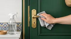 O truque do vinagre branco para limpar a porta de entrada e eliminar cheiros