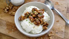 Gelado de iogurte com nozes caramelizadas e raspa de lima: cremoso e fácil de fazer em casa