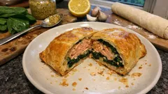 Wellington de salmão no forno: massa folhada estaladiça e recheio de espinafres