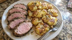 Lombinho de porco com ervas e batatinhas no forno — suculento e sempre no ponto