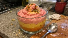 Sorvete caseiro de morango, manga e maracujá — cremoso e bonito em camadas