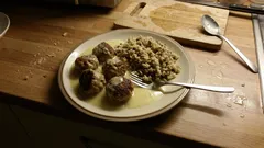 Almôndegas à Maria José: molho cremoso de limão e gemas, com arroz de lentilhas