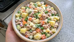 Salada de piquenique com batata, atum e ovos: faz-se antes e fica ainda melhor fria