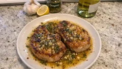 Costeletas de porco na frigideira com molho de orégãos e vinho branco (sempre suculentas)