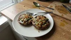 Cogumelos Portobello recheados com pesto: cremosos por dentro, dourados no forno