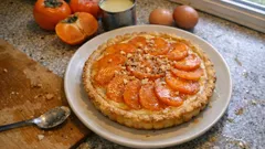 Tarte de dióspiros no forno: creme de leite condensado e base crocante, sempre a sair bem