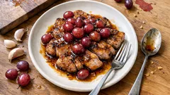 Secretos de porco com uvas na frigideira: bem dourados e com molho rápido