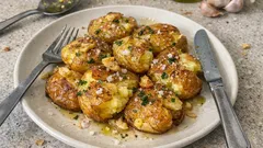 Batatas a murro no forno: simples, douradas e cheias de sabor