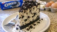 Cheesecake de Oreo alto e cremoso: como evitar rachas e cortar perfeito