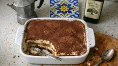 Tiramisù cremoso e estável: camadas perfeitas de café, mascarpone e cacau
