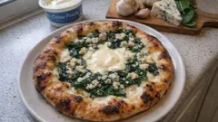 Pizza branca de espinafres e queijo azul: cremosa, estaladiça e pronta em 15 minutos