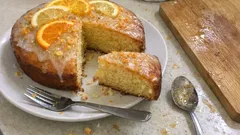 Bolo de citrinos bem húmido: laranja e limão com raspa fina e miolo fofo