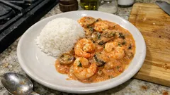 Strogonoff de camarão cremoso: pronto em poucos minutos e com molho no ponto certo