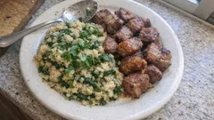 Migas com carne de alguidar: receita à portuguesa com grelos e migas bem húmidas