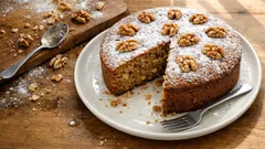 Bolo de noz caseiro bem húmido: receita simples para um lanche com sabor a tradição