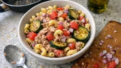 Massa de cotovelos com curgete e atum: um jantar rápido e suculento para dias de semana