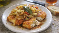 Bacalhau frito de cebolada: crocante por fora, suculento por dentro