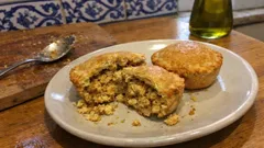 Empadas de frango caseiras: massa amanteigada e recheio bem húmido