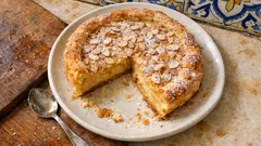 Tarte de grão com amêndoa: cremosa por dentro e dourada com massa folhada
