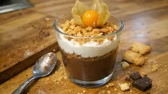 Taças de natas crocantes: mousse de chocolate e bolacha em camadas (fica lindo na mesa)