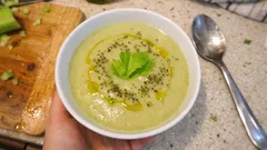 Sopa de aipo cremosa e leve: um jantar simples com poucos ingredientes