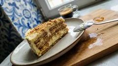 Bolo de bolacha com café: camadas direitinhas e creme de manteiga bem fofo