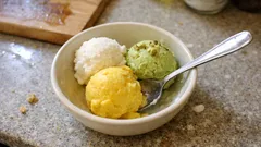 Gelado caseiro de coco, manga e pistácio: cremoso e com uma crocância perfeita