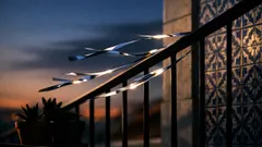 O truque das tiras brilhantes na varanda para afastar pombos sem químicos