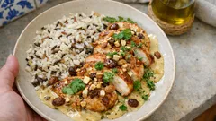 Supremos de frango com arroz selvagem e molho cremoso de mostarda (com frutos secos)