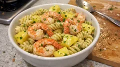 Salada de massa com camarão e ananás: leve, fresca e pronta em 25 minutos