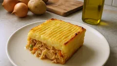 Empadão de frango tradicional: recheio suculento e puré cremoso bem dourado no forno