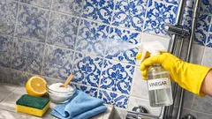 Como remover o calcário dos azulejos da casa de banho com 2 misturas caseiras