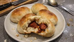 Pão com chouriço à portuguesa: massa leve e crosta dourada, sempre a resultar