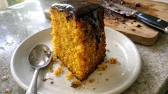 Bolo de cenoura fofo e alto com ganache de chocolate — sai bem à primeira