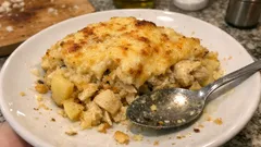 Bacalhau à antiga no forno: cremoso, bem gratinado e com batata aos cubos