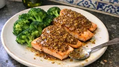 Lombinhos de salmão com mostarda à antiga e mel — jantar rápido numa só frigideira