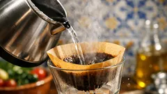 Ferver e filtrar a água da torneira reduz microplásticos? O que diz a ciência