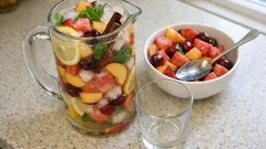Sangria de fruta de verão com vinho branco e hortelã — leve e bem fresca