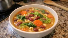 Sopa de feijão com couve lombarda e massinha: cremosa, económica e mesmo reconfortante